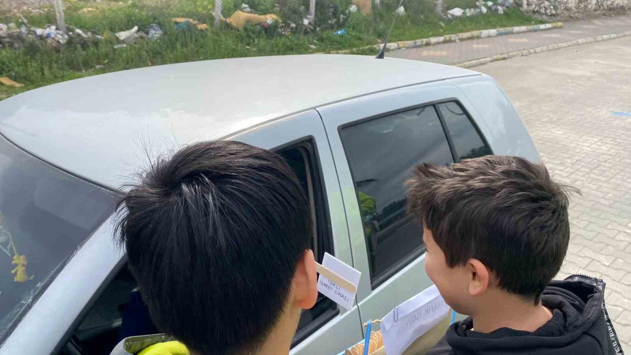 Öğrencilerden sürücülere hem sınav hem ikram
