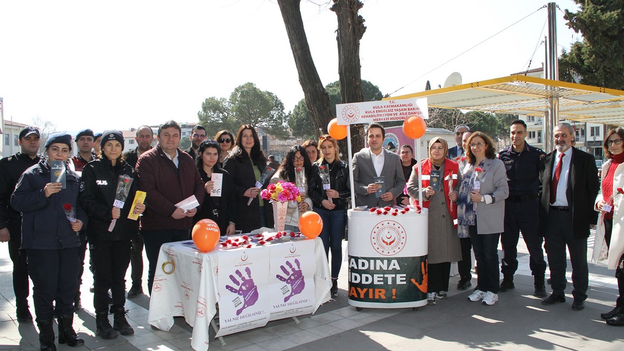 Kadınlara karanfil dağıtıldı, KADES uygulaması tanıtıldı
