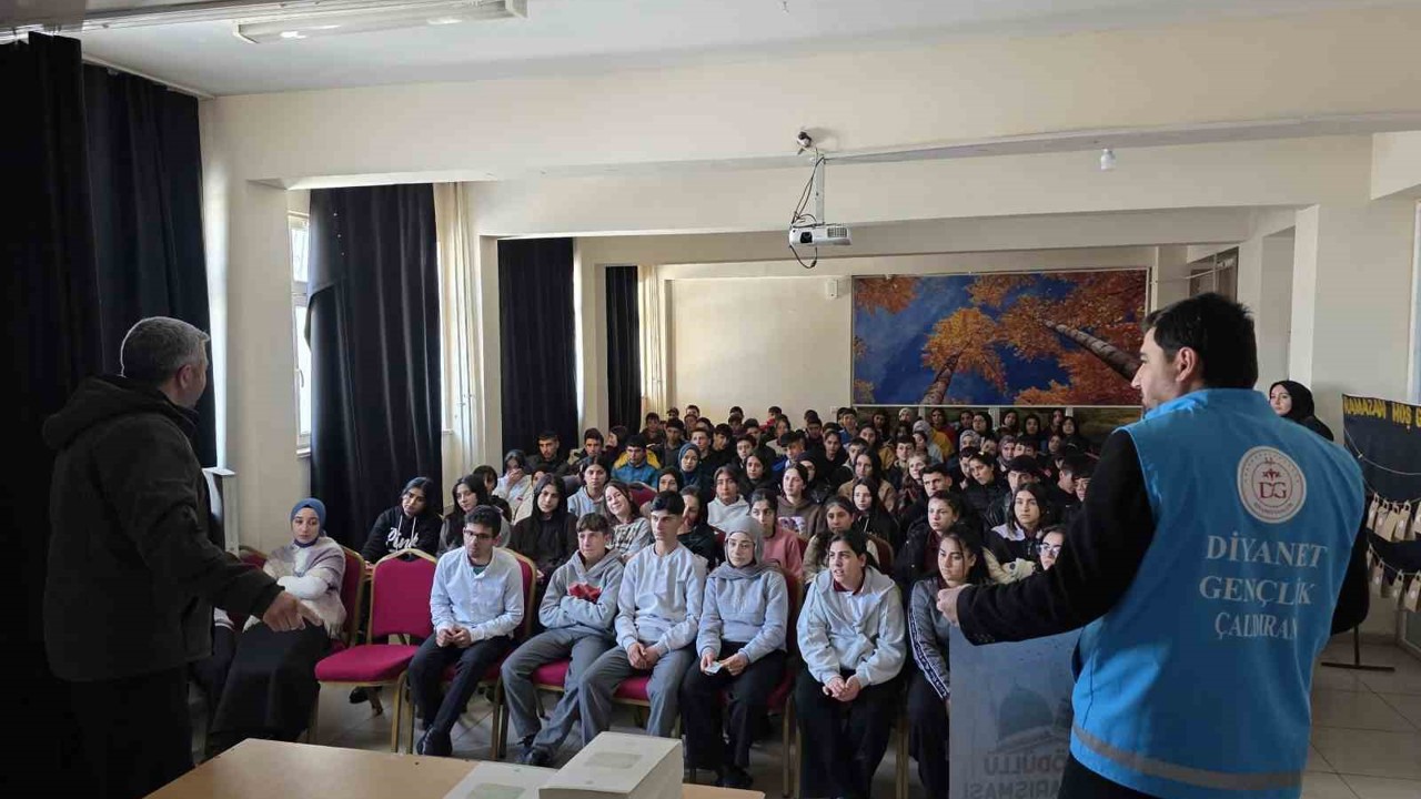 Çaldıran’da gençlik huzura koşuyor: Kitaplar müftülükten gayret gençlerden
