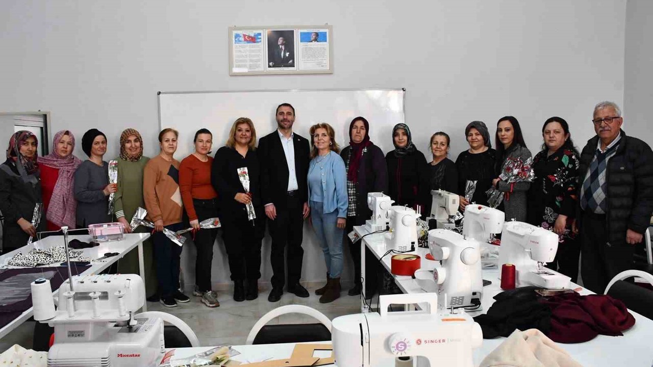 Beylikova’da kadınlar için bin çiçek dağıtıldı
