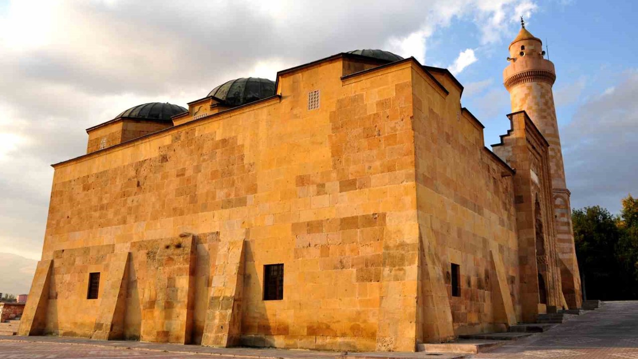 800 yıllık Selçuklu camisi meraklılarını bekliyor
