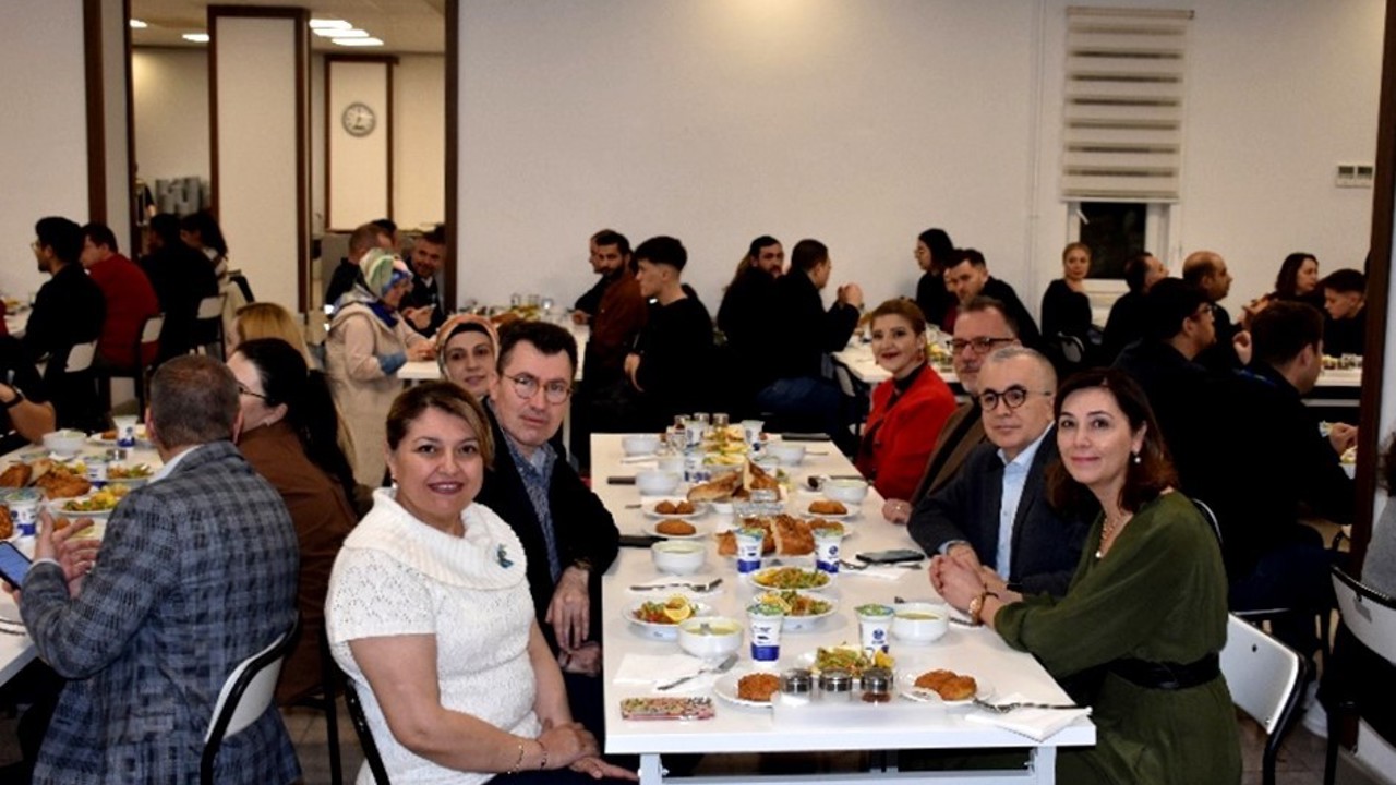 ESOGÜ Hastanesi’nde hastane personeli ve hasta yakınları iftarda bir araya geldi
