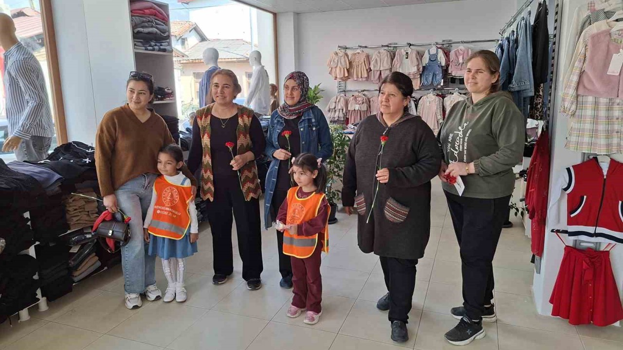 Köyceğiz’de minik öğrencilerden kadınlara anlamlı jest
