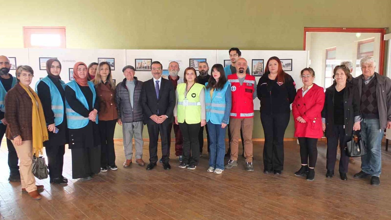 Burhaniye’de deprem fotoğrafları sergisi açıldı
