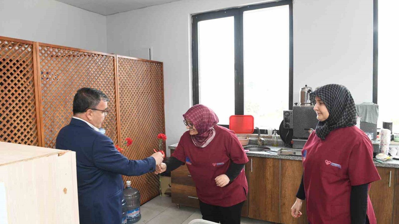 Altıeylül’ de kadın emeğine karanfilli kutlama
