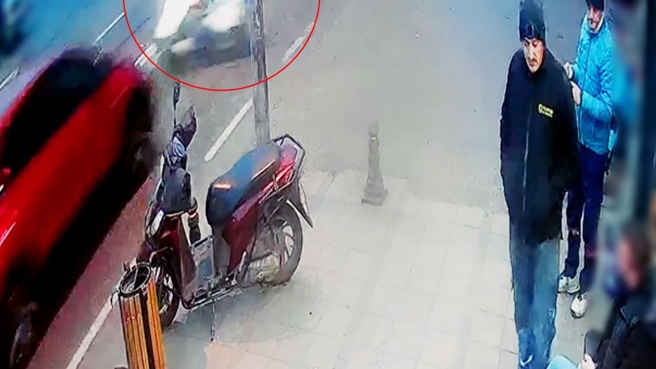 Çorlu’da otomobille çarpışan motosikletlinin yaralandığı kaza kamerada

