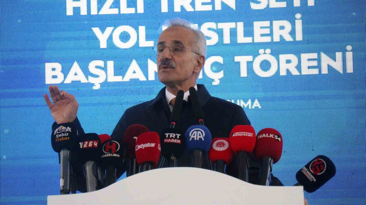 Bakan Uraloğlu: "Türkiye’nin 225 kilometre hıza sahip milli elektrikli hızlı trenimizin yol testlerini bugün resmen başlatıyoruz"

