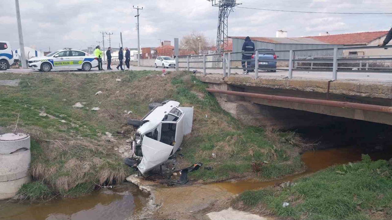 Kütahya’da otomobille çarpışan araç dereye uçtu: 3 yaralı
