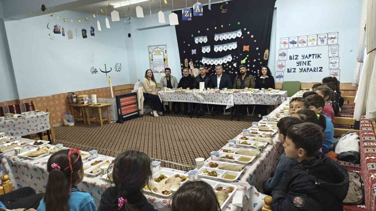 Mazıdağı İlçe Milli Eğitim Müdürü Aydıner, öğrencilerle iftarda buluştu
