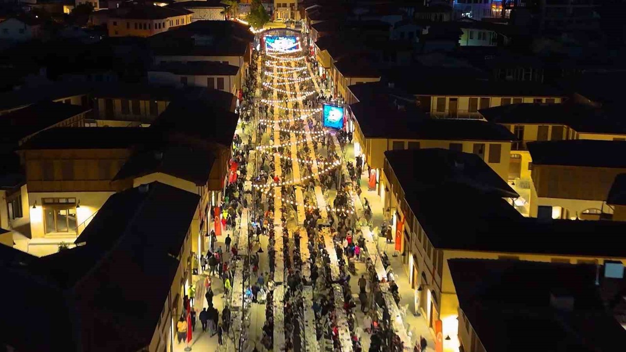 Depremde yerle bir olan Kemalpaşa Caddesi iftar sofrasıyla yeniden hayat buldu
