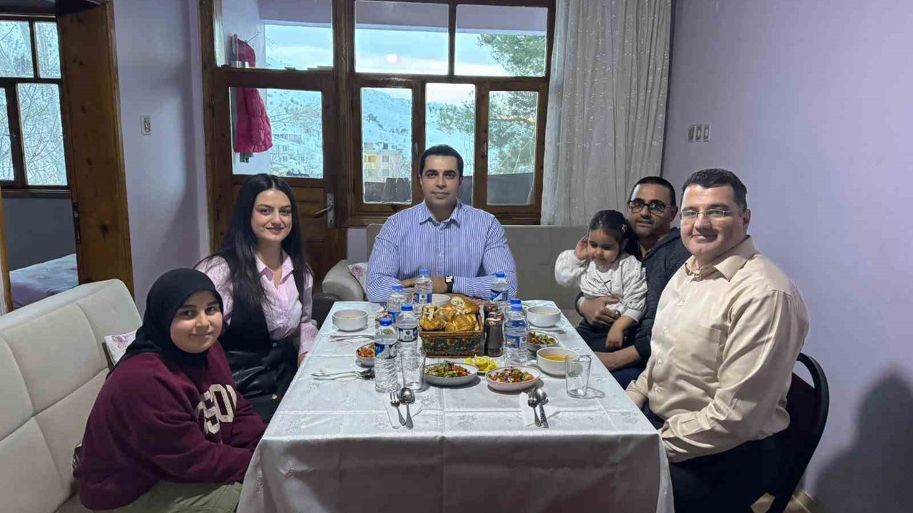 Kemah Kaymakamı Tutay ailesiyle iftar sofrasında buluştu
