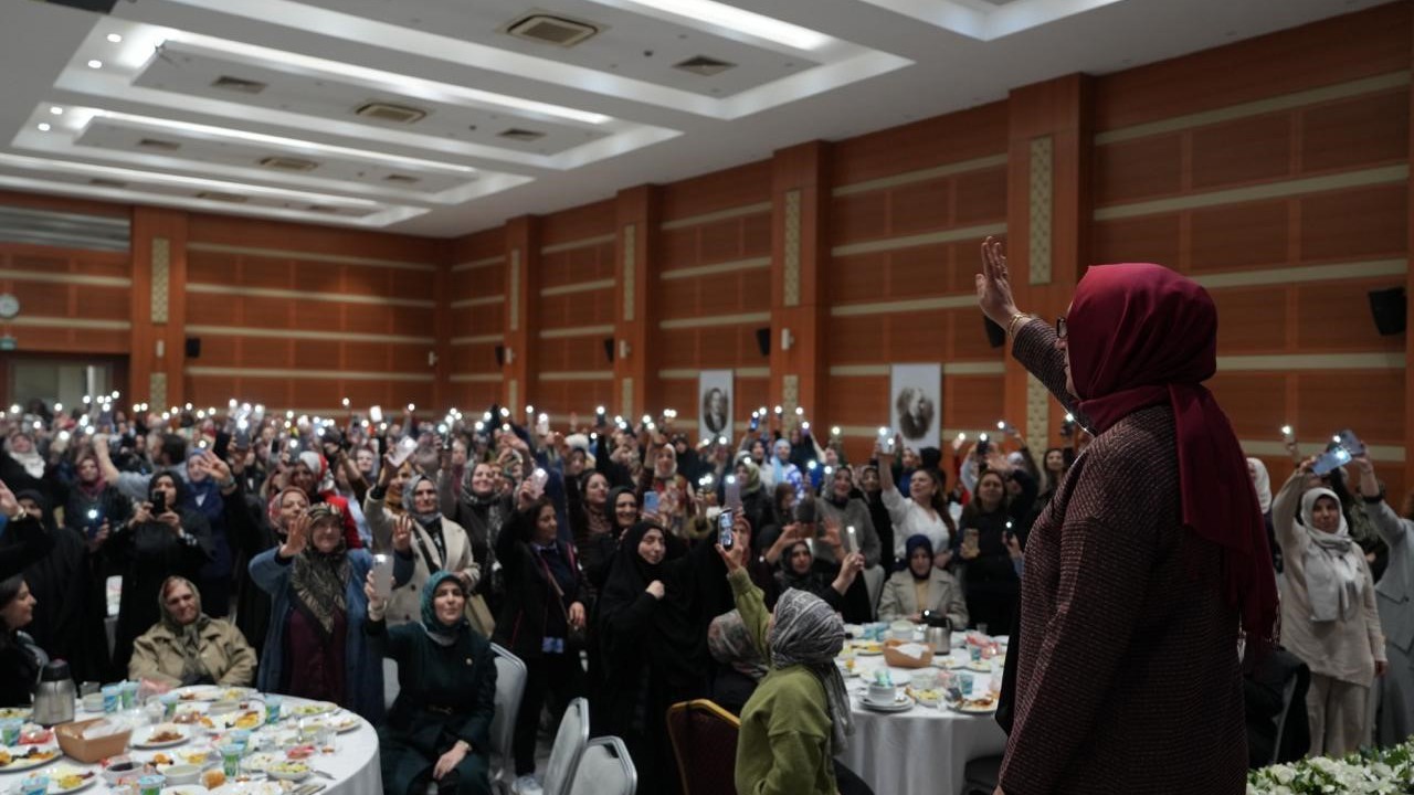 AK Parti İstanbul İl Kadın Kolları Başkanlığı tarafından kadın kolları mahalle başkanlarına yönelik iftar programı düzenlendi
