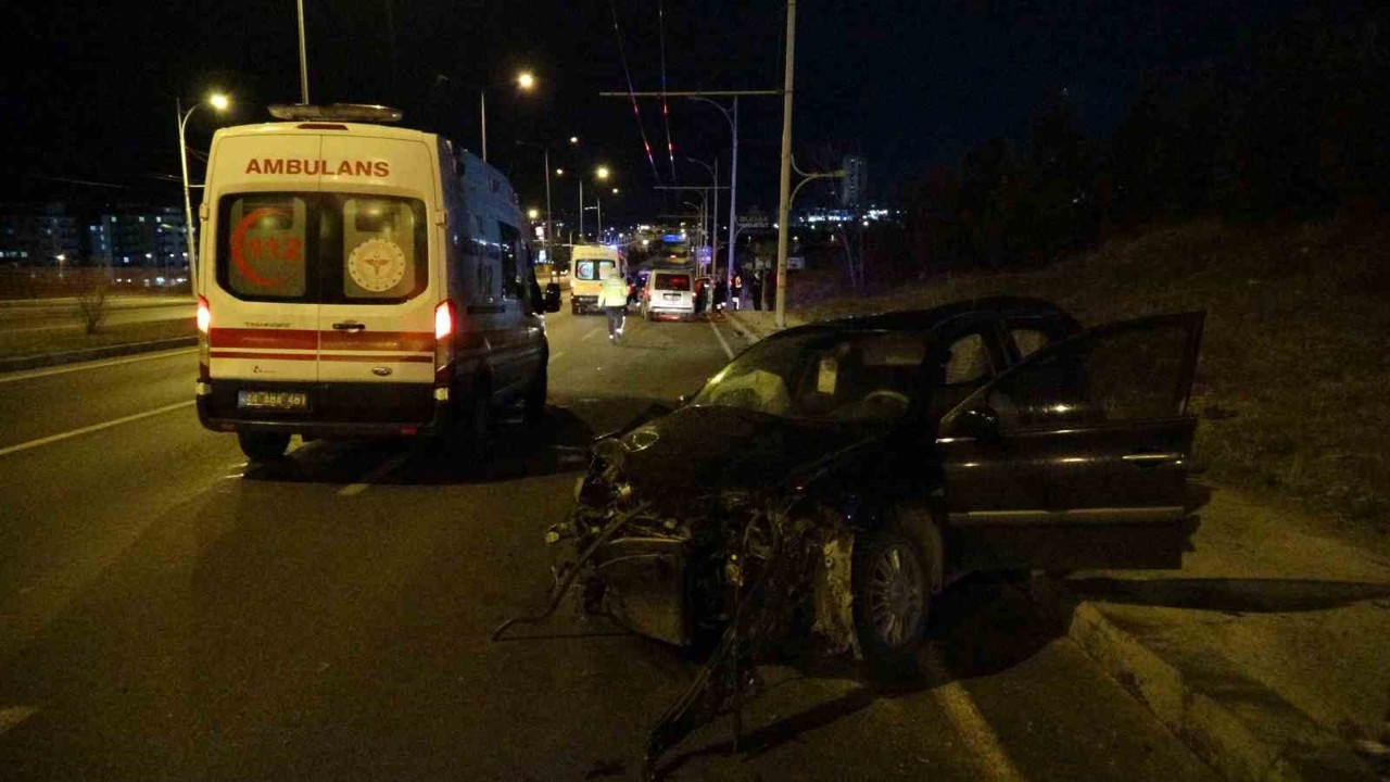 Malatya’da sürücüsünün kontrolünden çıkan hafif ticari araç aynı yöne seyreden i