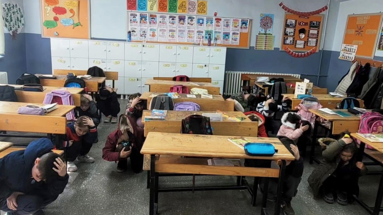 Altıntaş’ta Zafer İlkokulunda deprem tatbikatı
