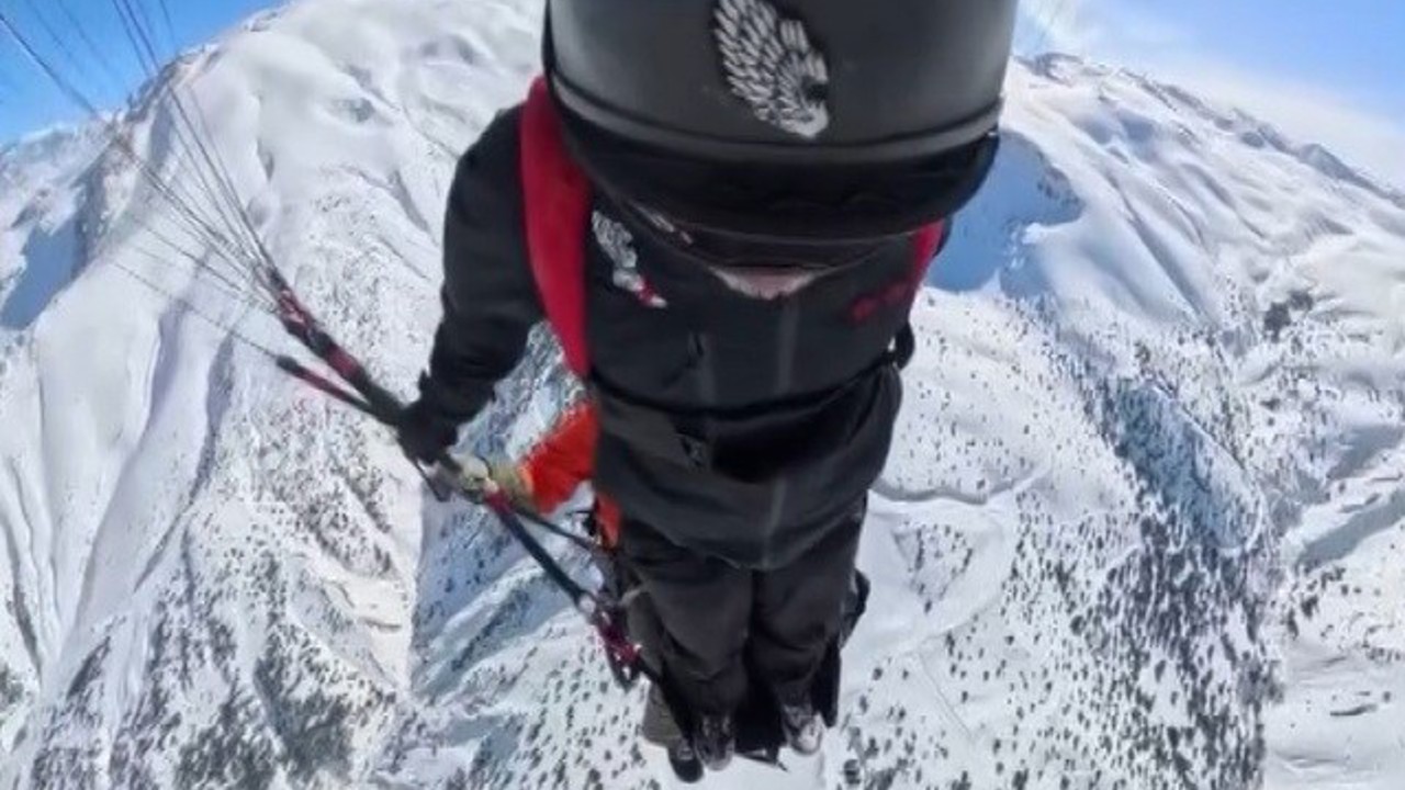Ekstrem sporcu Koçak, Erzincan’da wingsuit ve paraşütle 500 metreden atladı
