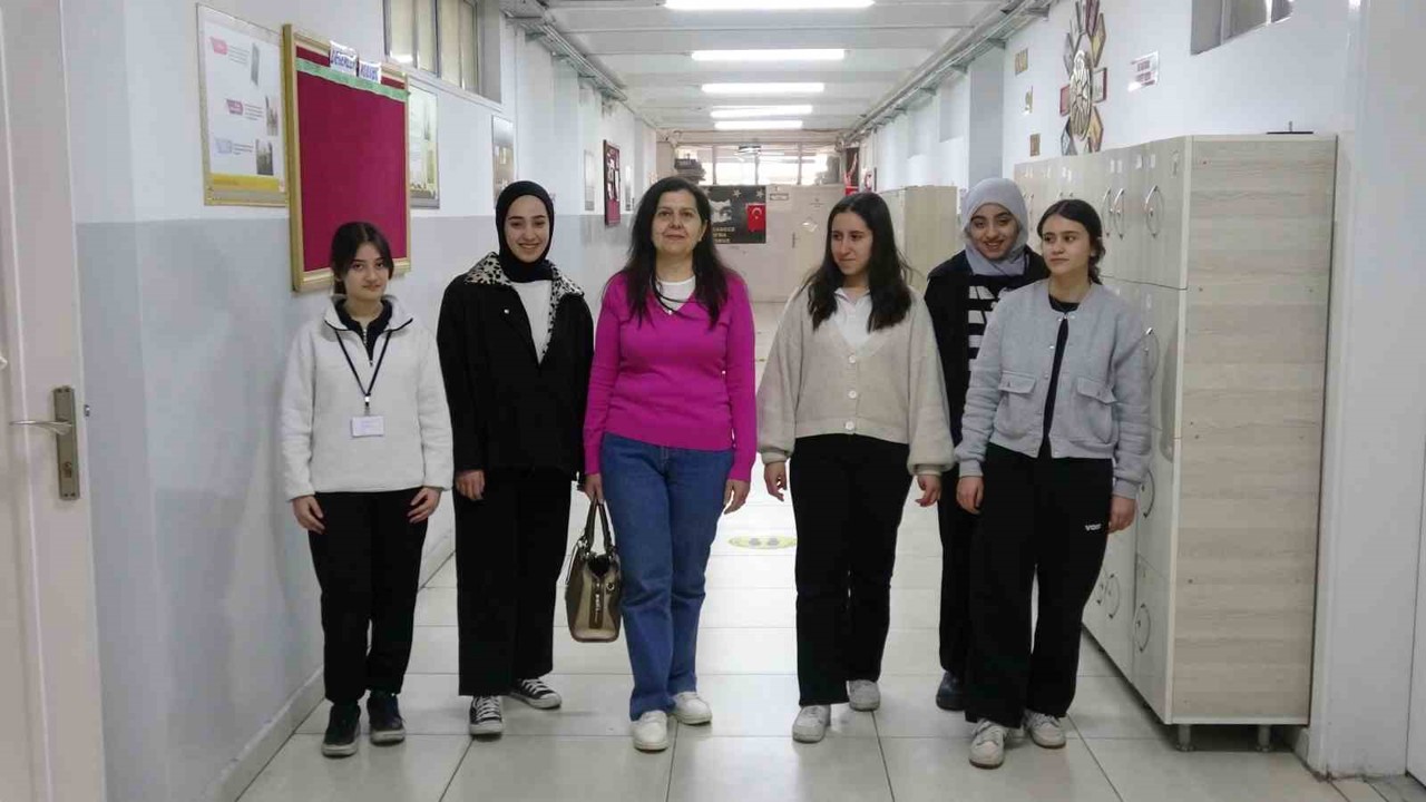 Mezun olduğu lisede 30 yıldır öğretmenlik yapıyor
