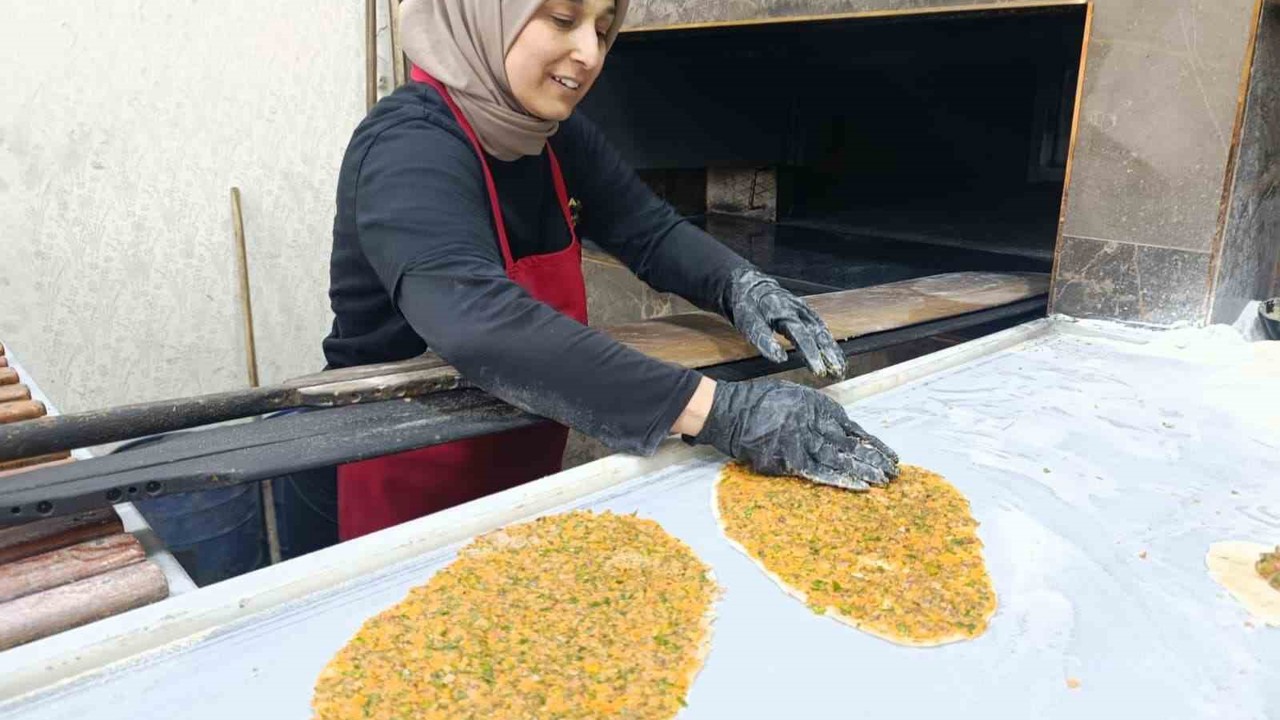 4 çocuk annesini gören şaşırıyor: Elinde küreği lahmacun ustalığı yapıyor
