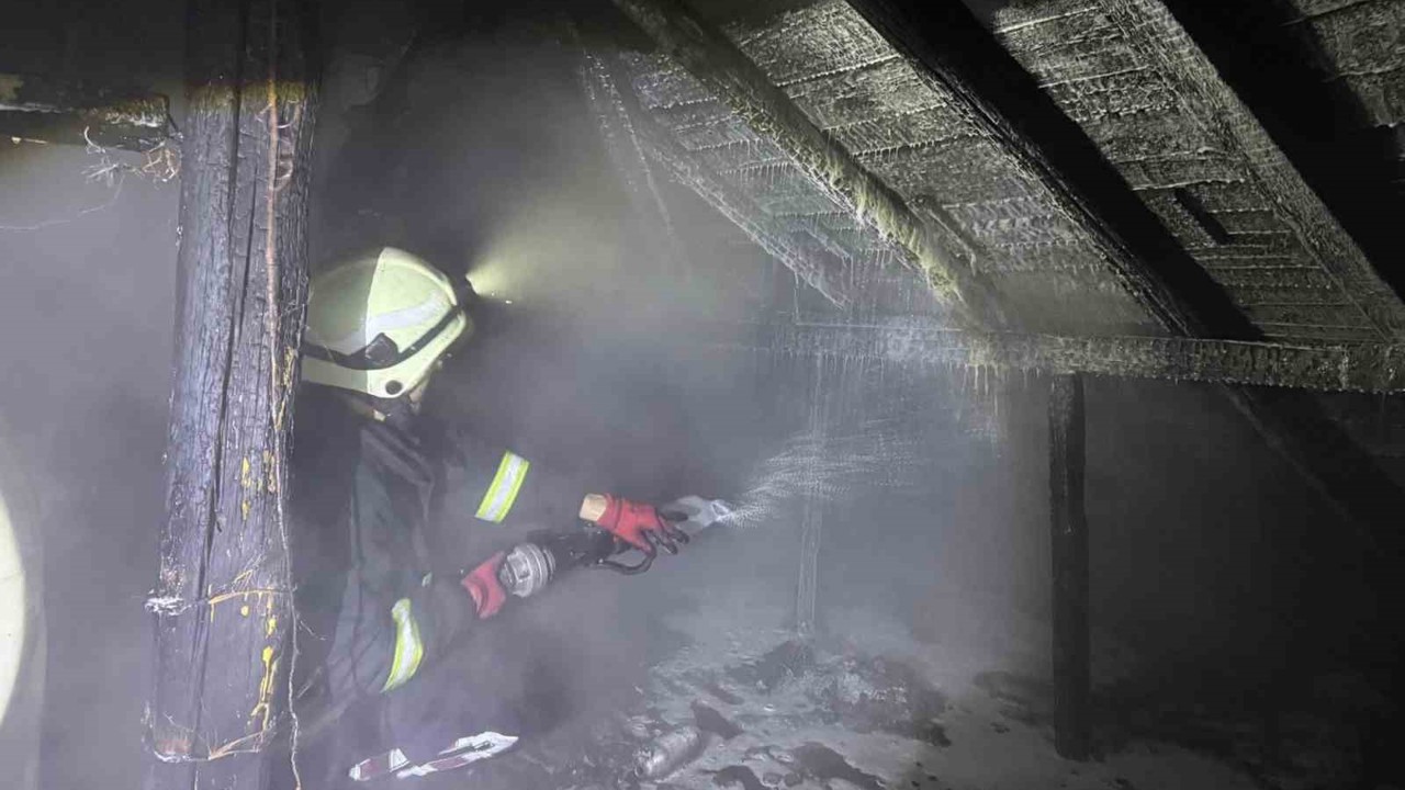 Bolu’da bacadan çıkan yangın 2 katlı evin çatısını sardı
