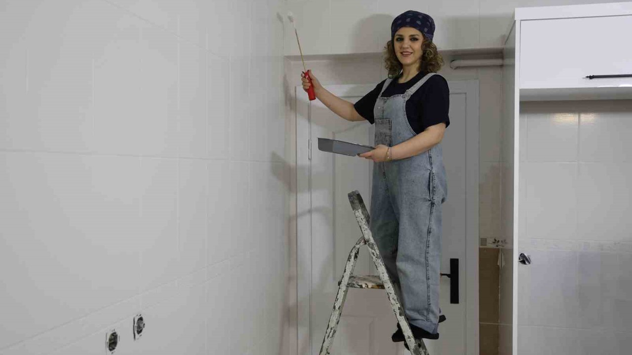 Hemcinsleri tırnaklarını boyarken o duvarları boyamayı tercih etti
