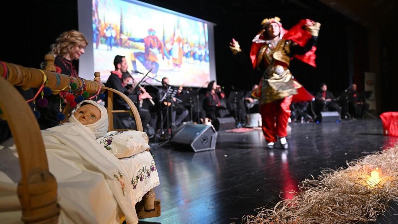 Mersin’de ‘İlmek İlmek Kadın’ gösterisi izleyenleri duygulandırdı
