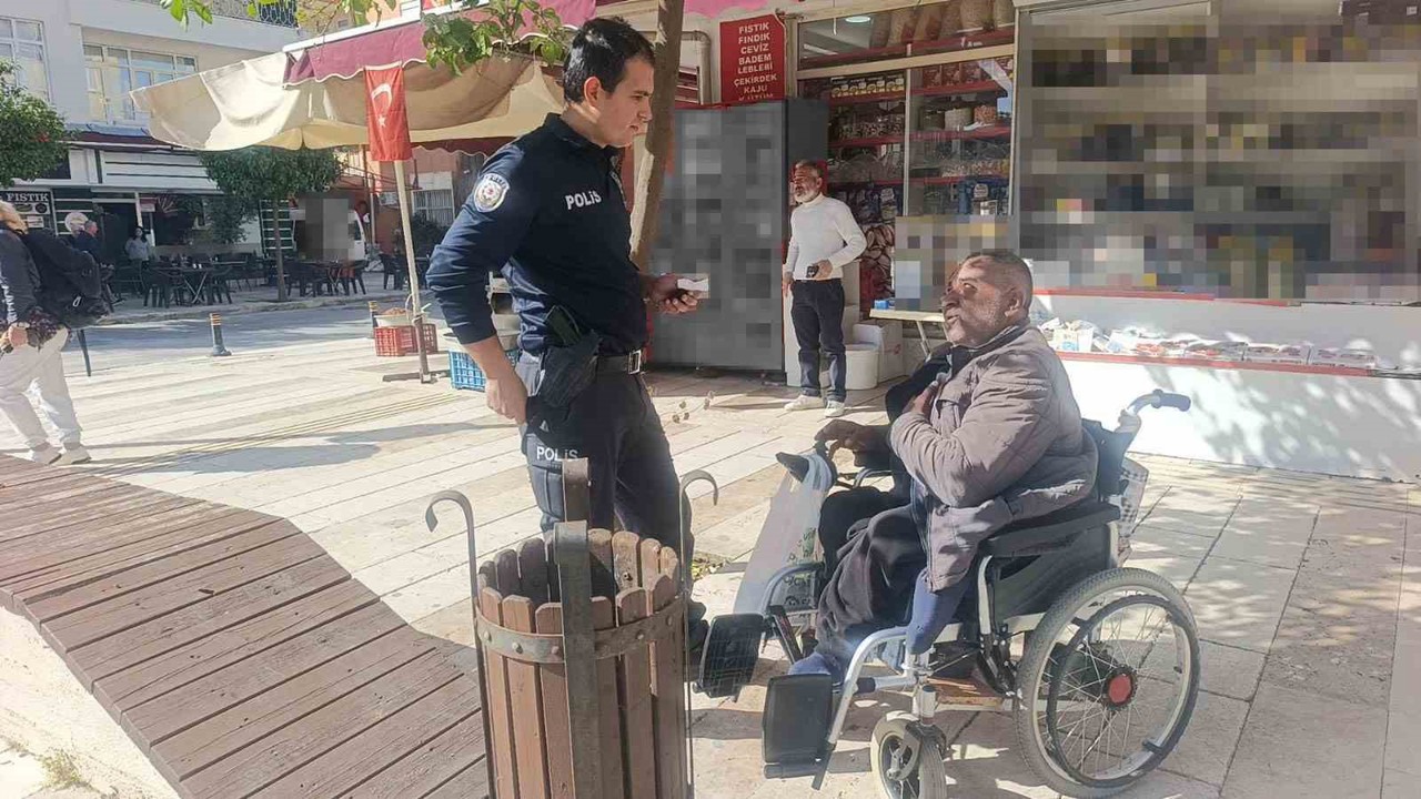 Antalya’da yaya geçidinde engelli aracına otomobilin çarpma anı kamerada
