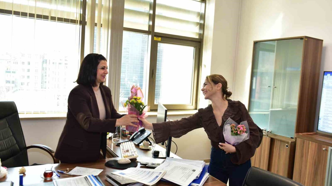 Büyükşehir’den kadın çalışanlara çiçek jesti
