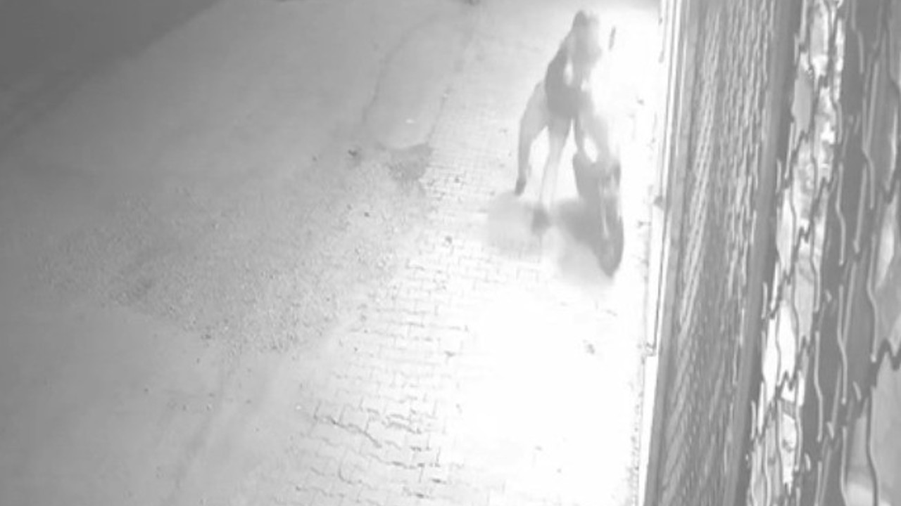 Gaza bastı, motosikletten düştü
