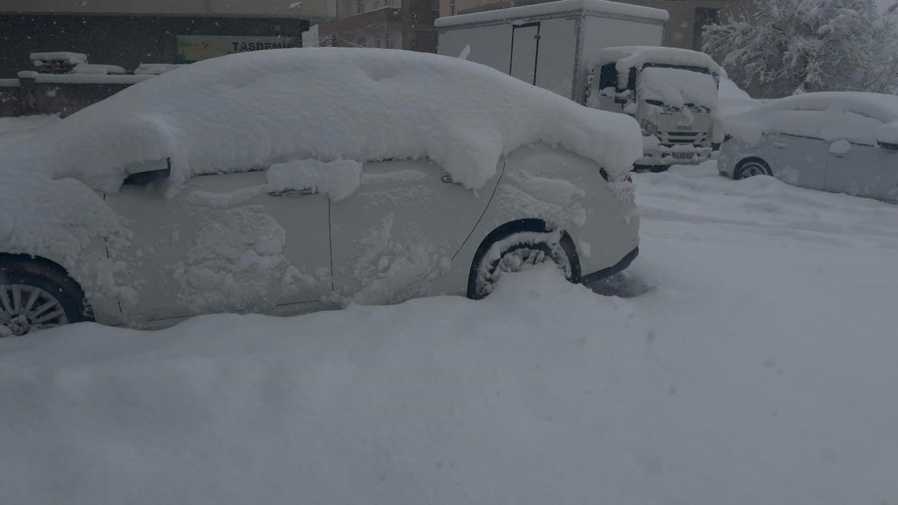 Patnos’ta baharı beklerken 40 santimetre kar yağdı
