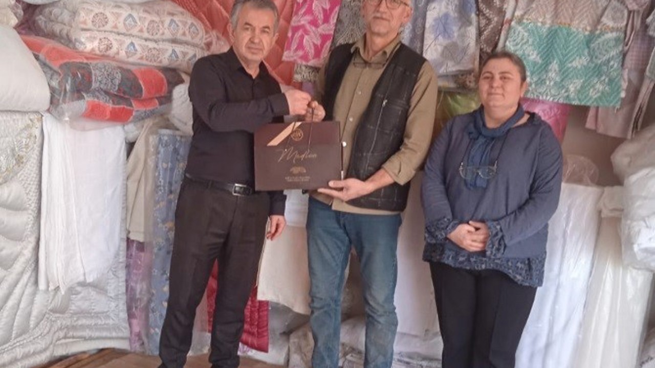 Tavşanlı’da 40 yılı aşkın esnafa ziyaret ve hediye
