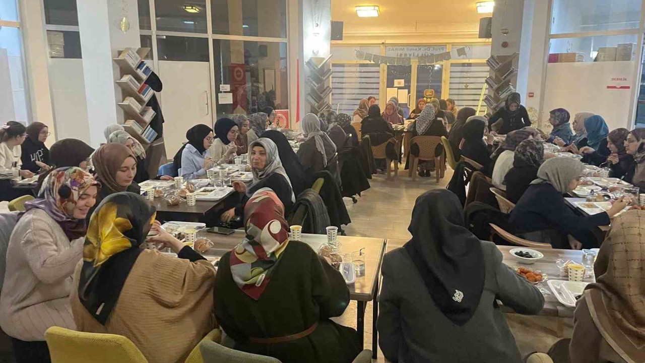 Müftülük personelleri üniversite öğrencileriyle iftarda buluştu
