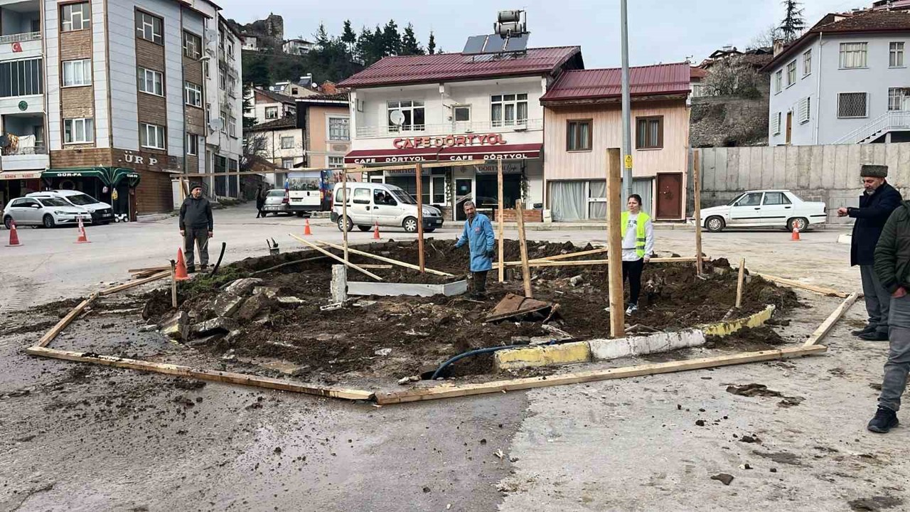 Kavşak ortasında kalan tarihi mezar için ihya çalışması başlatıldı

