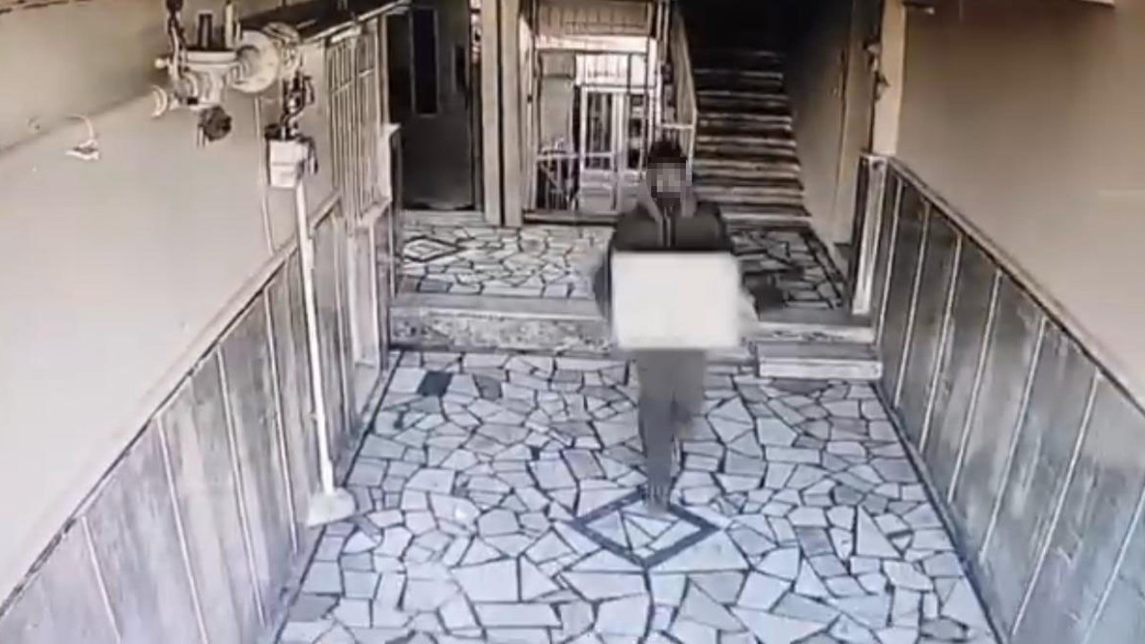 Diyarbakır’da garip hırsızlık girişimi: Önce çaldı, sonra geri bırakıp kameraya ’karışmadım’ el işaretini yaptı
