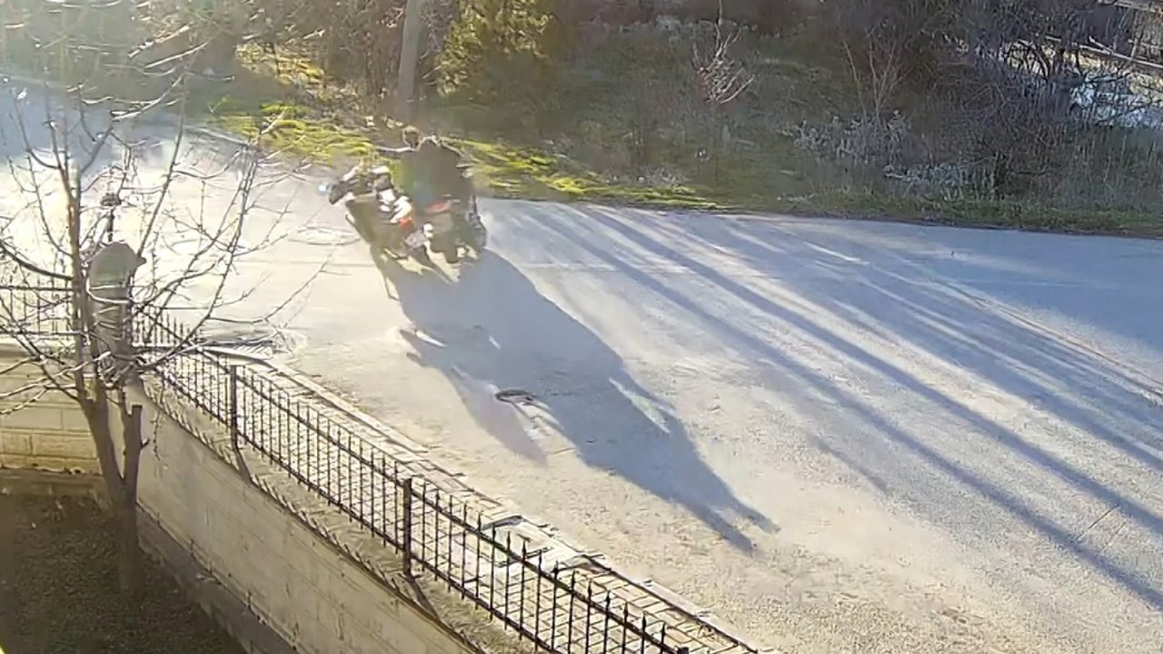 Görenleri düşündüren motosiklet kazası güvenlik kamerasında
