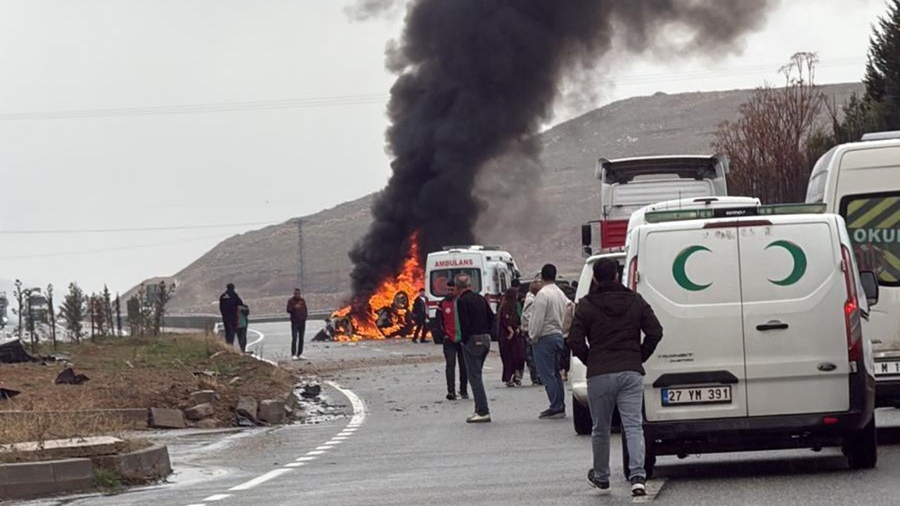 Batman’da sürücüsünün kontrolünden çıkan otomobil takla atıp alev aldı

