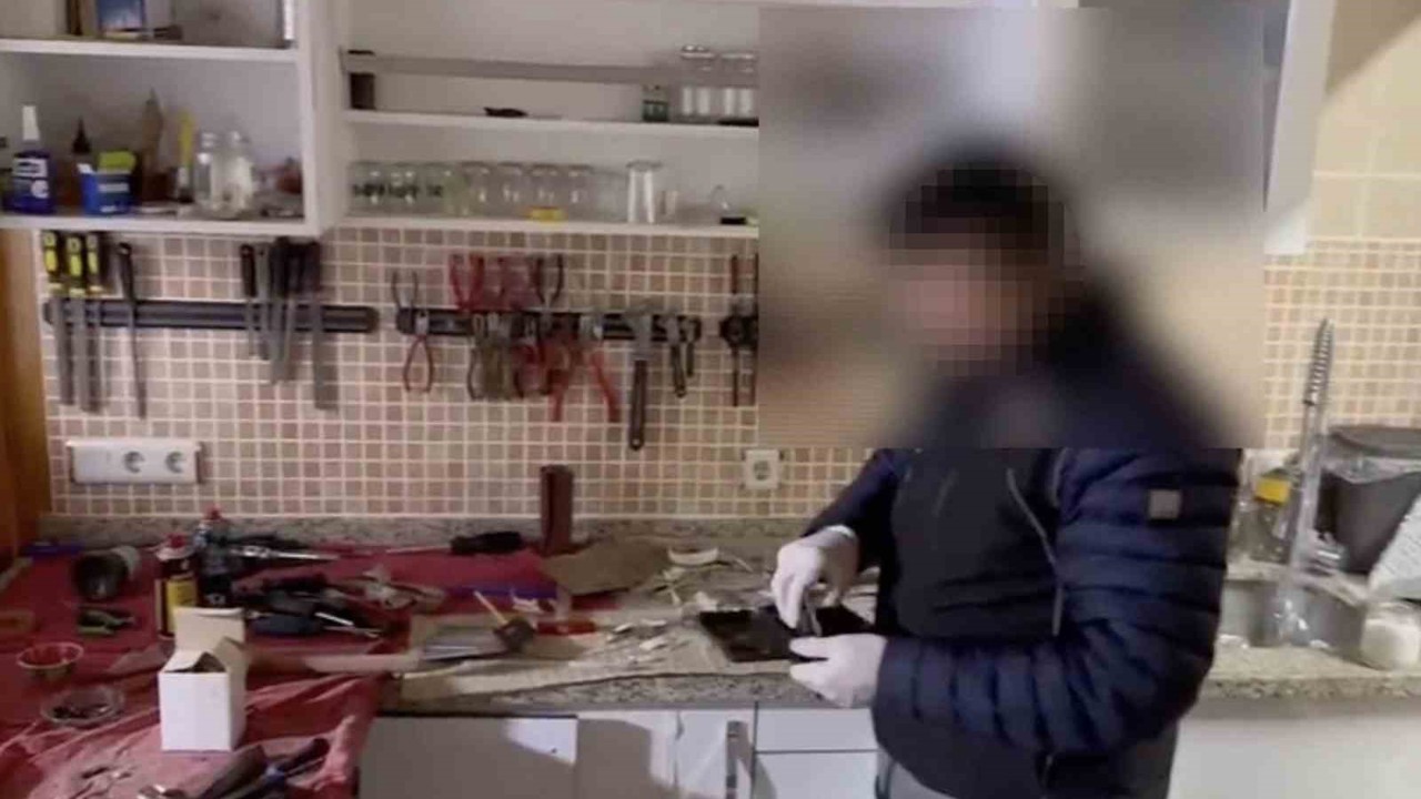 Ev, DEAŞ bağlantılı silah imalathanesi çıktı: Kokain ve yüzlerce silah parçası yakalandı
