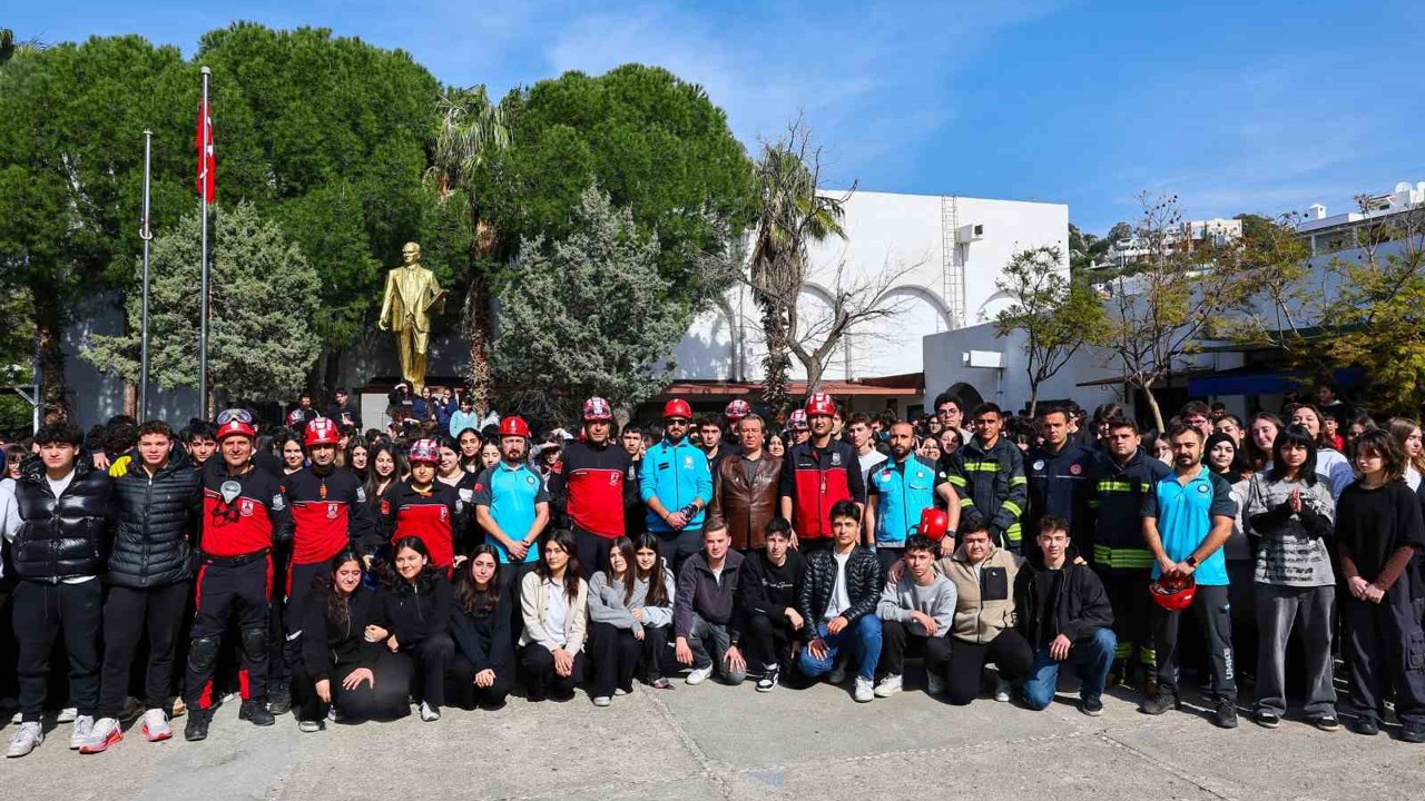 Bodrum’da öğrenciler deprem tatbikatında "çök-kapan-tutun" yaptı
