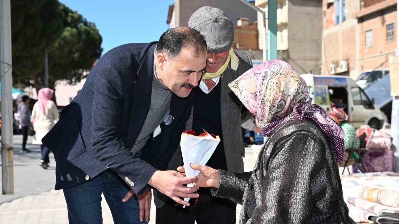 Başkan Kara’dan emekçi kadınlara ve sağlık çalışanlarına çiçek
