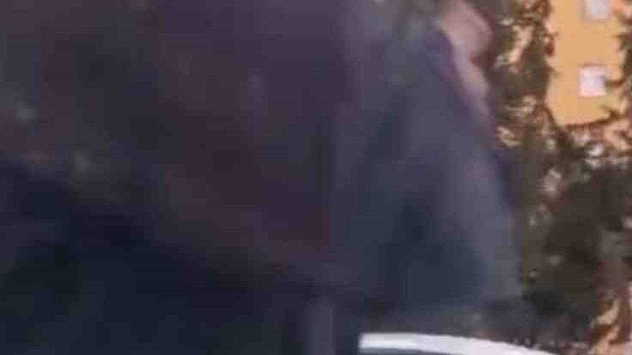 Adana’da trafikte yol verme kavgasında aracın önünü kesip saldırdılar
