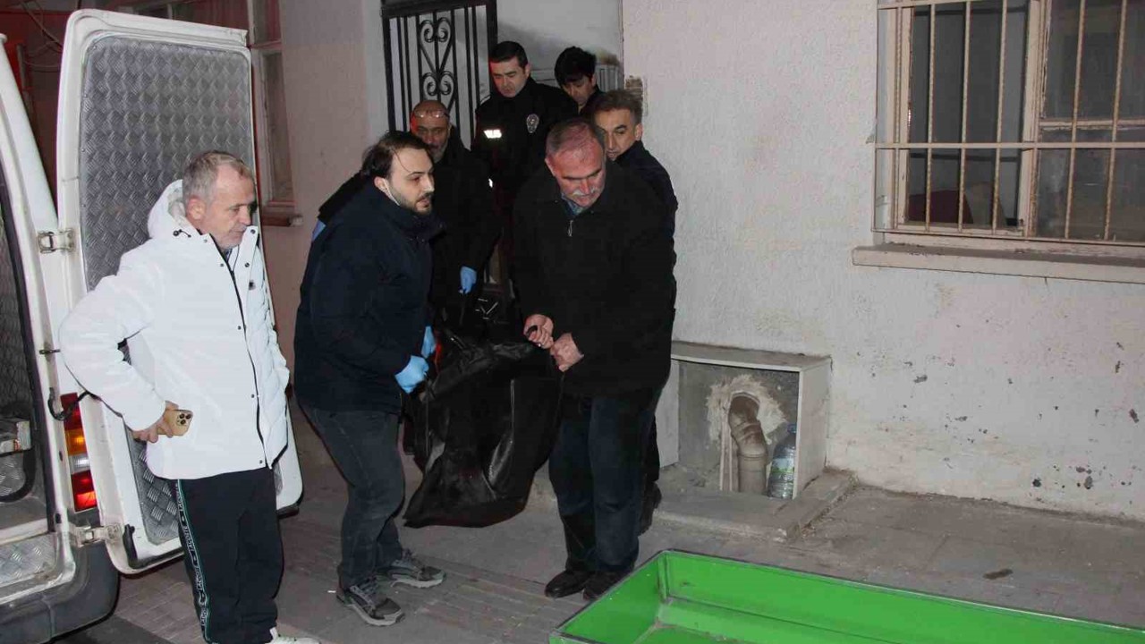 Evinde sahte içki içti, saatler sonra ölü bulundu
