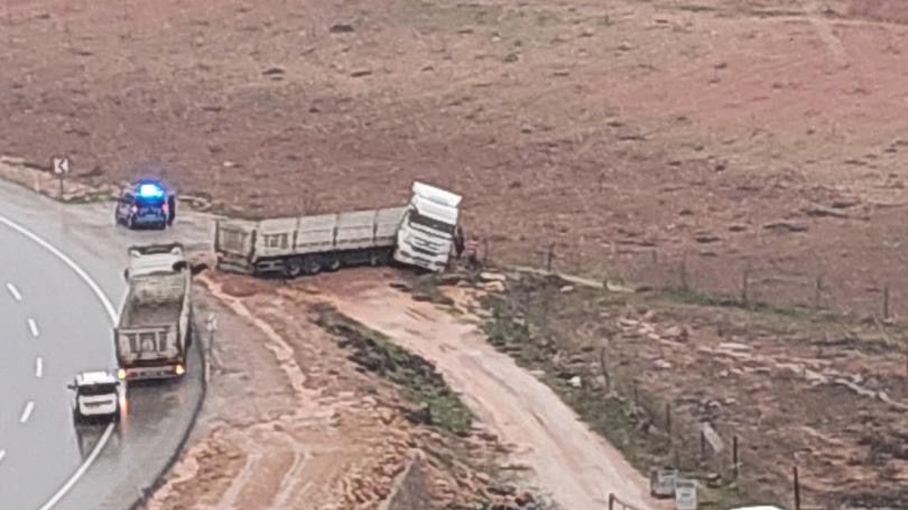 Kurtalan’da kontrolden çıkan kamyon yol kenarına savruldu
