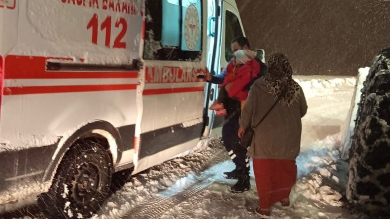 Yoğun kar engel olamadı: Ekipler hastayı 112’ye yetiştirdi
