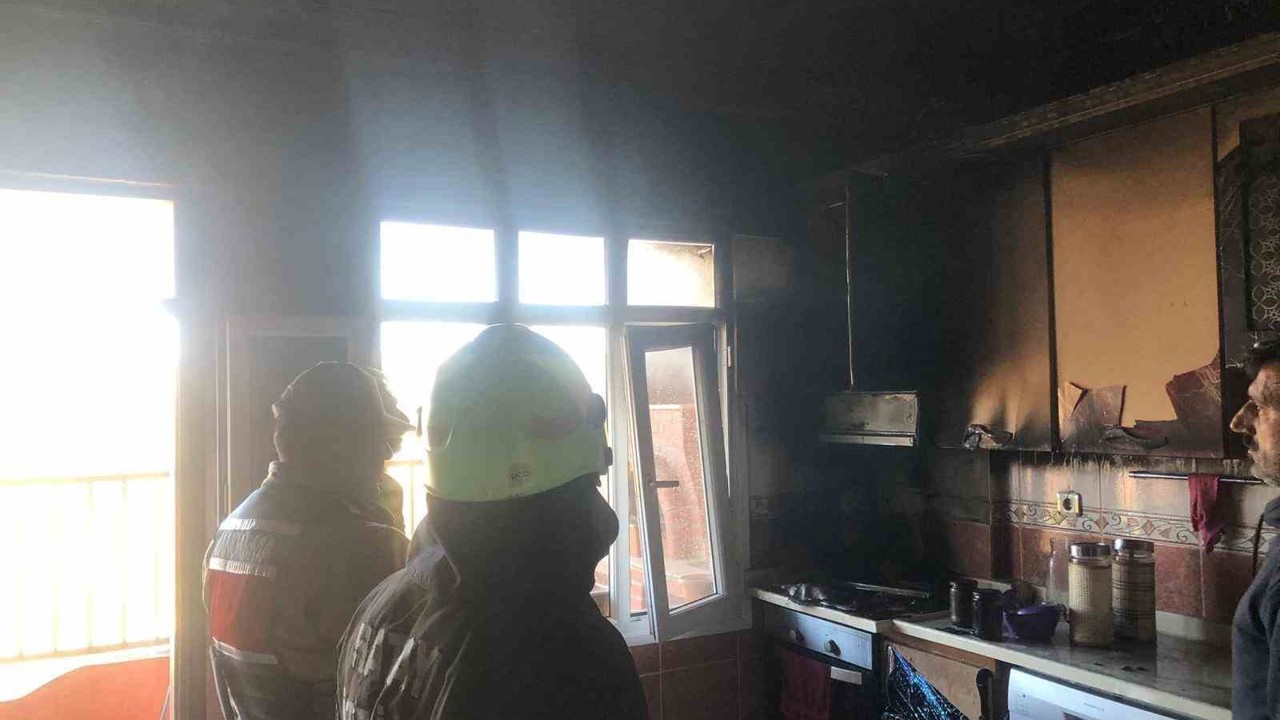 Samandağ’da evin mutfağından alevler yükseldi
