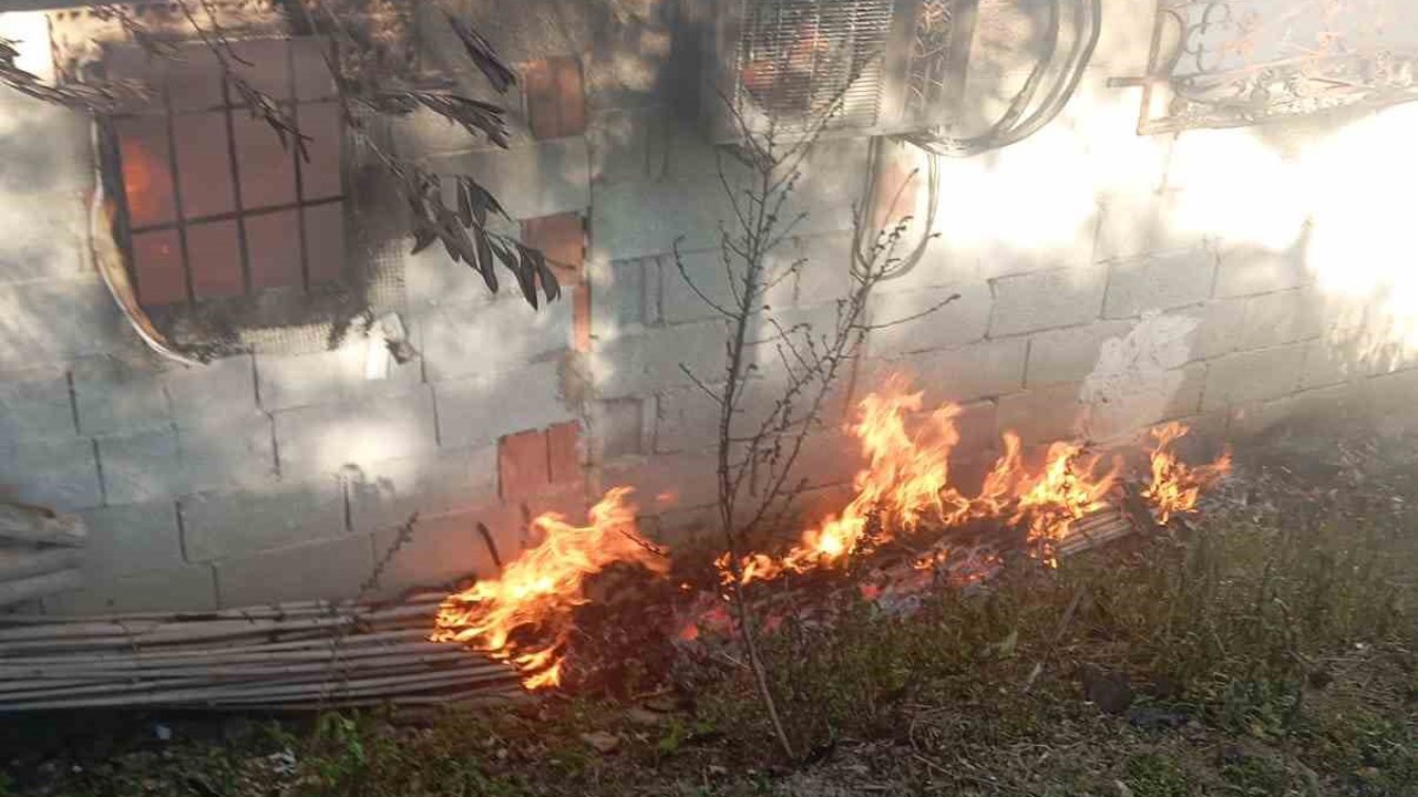 Antakya’da müstakil ev alevlere teslim oldu
