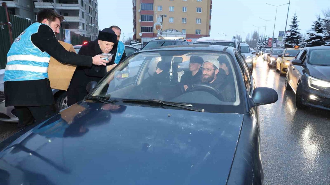 Başkan Sekmen "İftara 5 Kala" iftariyelik dağıttı
