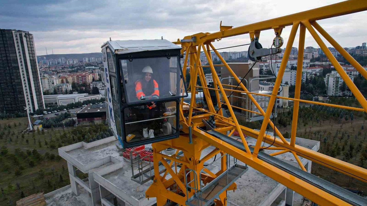 20 yaşındaki kule vinç operatörü olan genç kız, ekmeğini gökyüzünde kazanıyor
