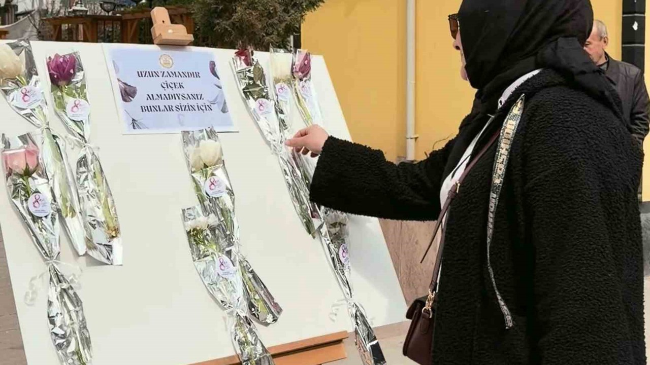 Yazıyı okuyan çiçek aldı: Yaşlı kadın hayatında ilk kez bu mutluluğu yaşadı
