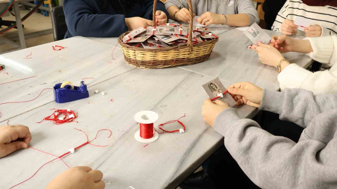 İzmit Beyaz Kalpler öğrencilerinden kadın personele el emeği 8 Mart sürprizi
