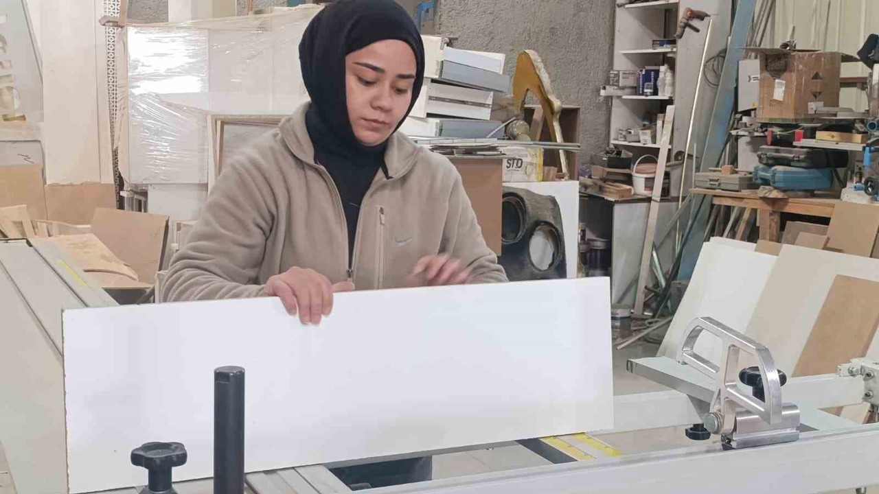 Hem üniversite okuyor hem mobilya atölyesinde çalışıyor
