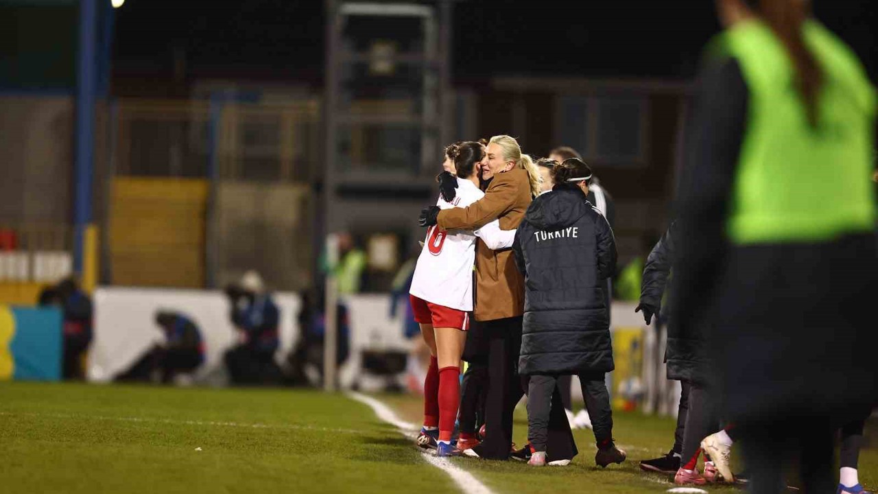 Necla Kıragası: "Türk kadını, neler yapabileceğini bir kez daha gösterdi"
