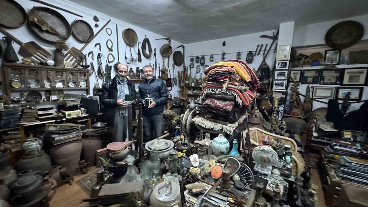 Bir bisküvi kutusuyla başladı, 15 bine yakın parçadan oluşan etnografya koleksiyonuna dönüştü
